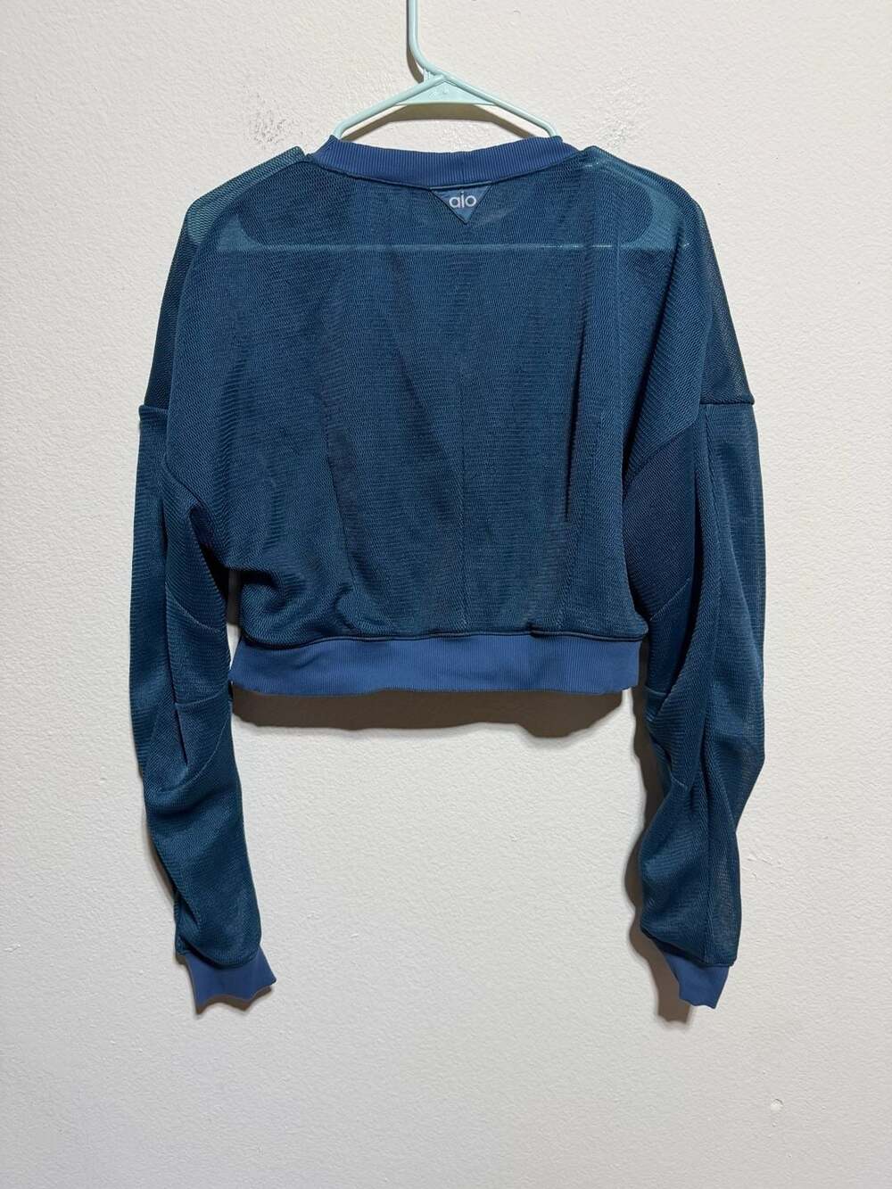 Alo Yoga Row Mesh Long Sleeve Cropped Top - Picture 2 of 3